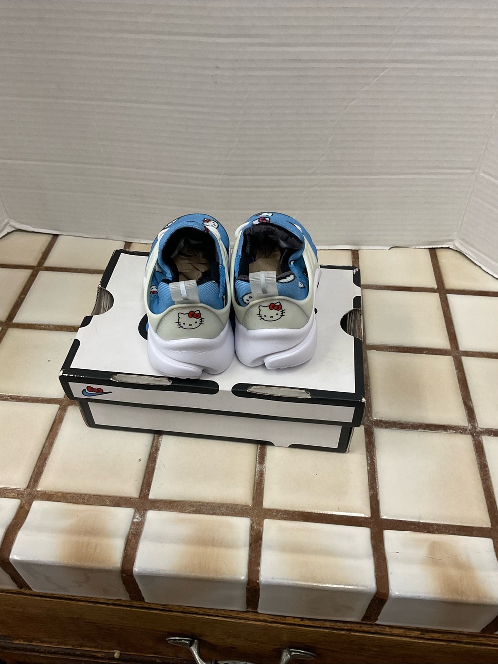 Nike Air Presto “Hello Kitty” Print Kids Sneakers - Picture 4 of 15